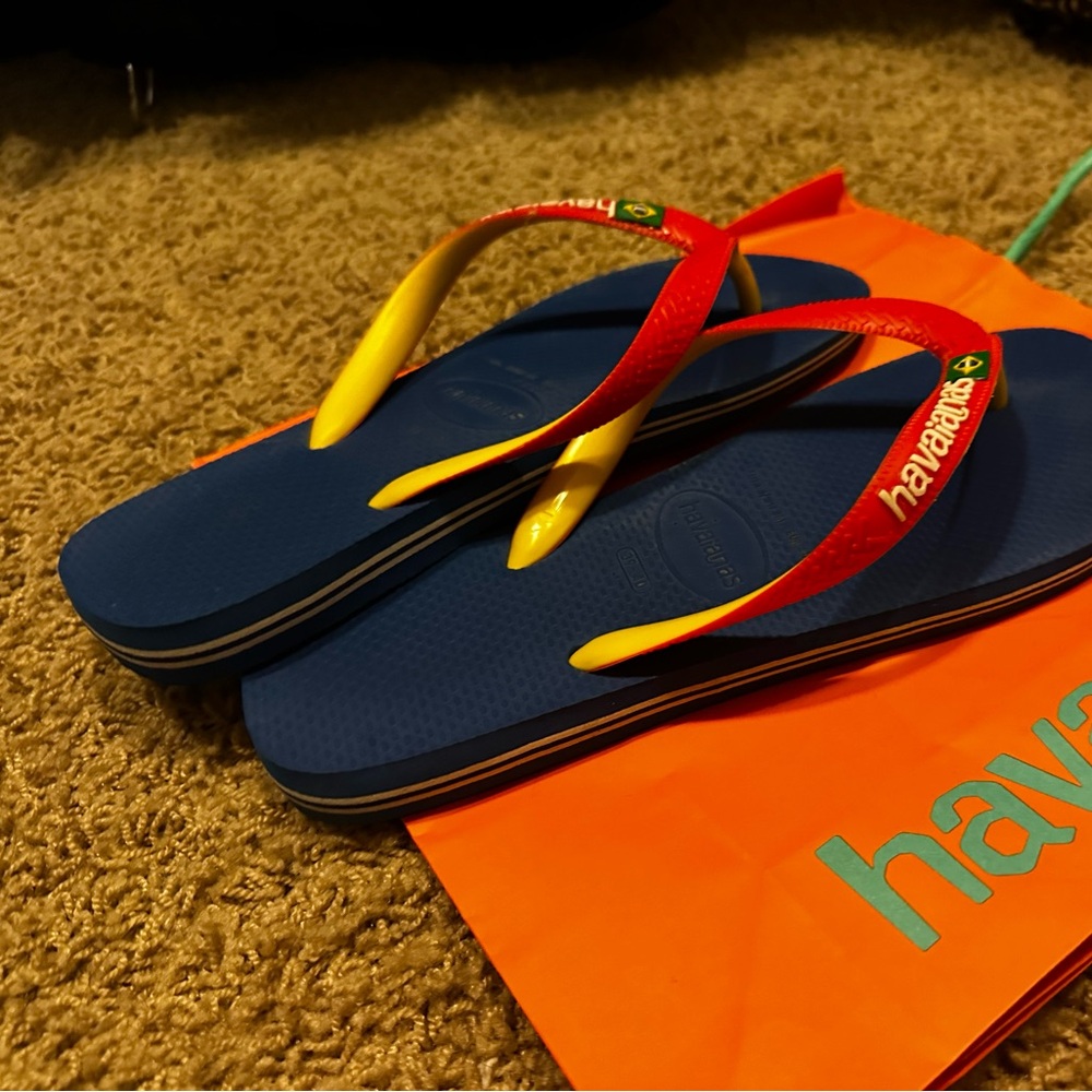 Havaianas size 9. Barely used. They have the Brazilian flag.